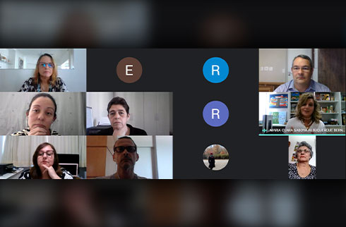 Captura de imagem da sala de reunião virtual com os participantes