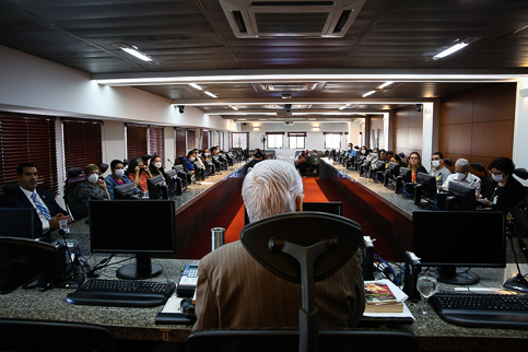 Foto da sala de reuniões com os participantes do encontro