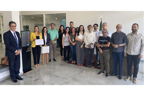 retrato da equipe da Correição e da 2ª VT de Petrolina - as pessoas estão em pé, dentro de um escritório e usam roupas profissionais