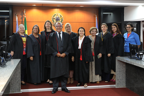 Fotografia de autoridades na sala de sessões do Pleno do TRT-6. Há nove mulheres e um homem